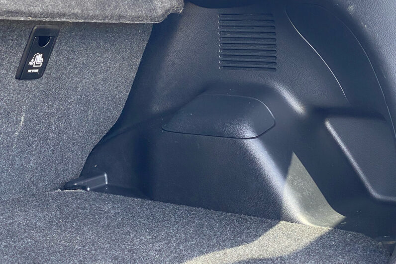 
								Toyota Yaris Hybride full									