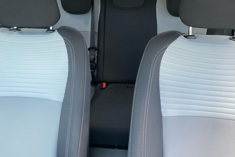 
								Toyota Yaris Hybride full									
